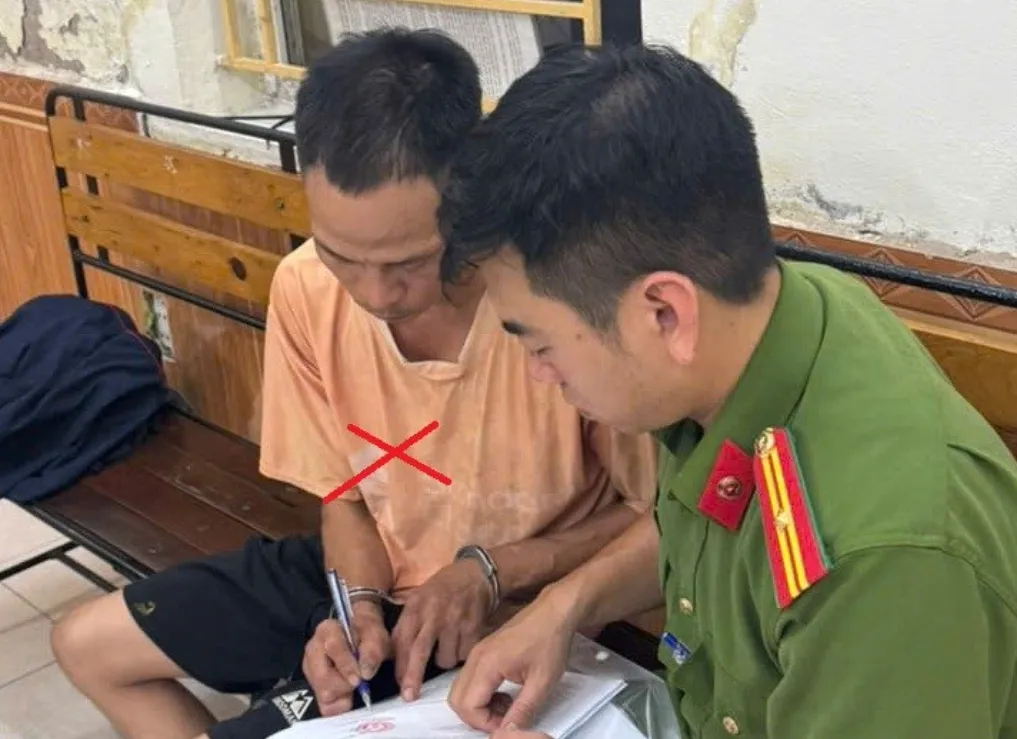 Tạm giữ người cha xích chân, kéo lê con trên đường vì nghi lấy trộm điện thoại- Ảnh 1.