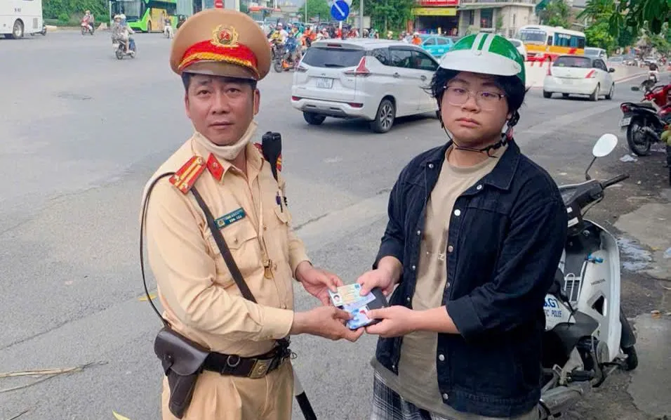 Anh P nhận lại tài sản thất lạc từ các chiến sĩ CSGT. Anh P nhận lại tài sản thất lạc từ các chiến sĩ CSGT.