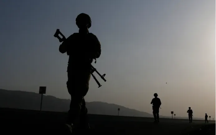 Binh lính tuần tra trên con đường gần biên giới Thổ Nhĩ Kỳ - Iraq ở quận Silopi thuộc thành phố Sirnak, Thổ Nhĩ Kỳ (Ảnh minh họa: EPA) Binh lính tuần tra trên con đường gần biên giới Thổ Nhĩ Kỳ - Iraq ở quận Silopi thuộc thành phố Sirnak, Thổ Nhĩ Kỳ (Ảnh minh họa: EPA)
