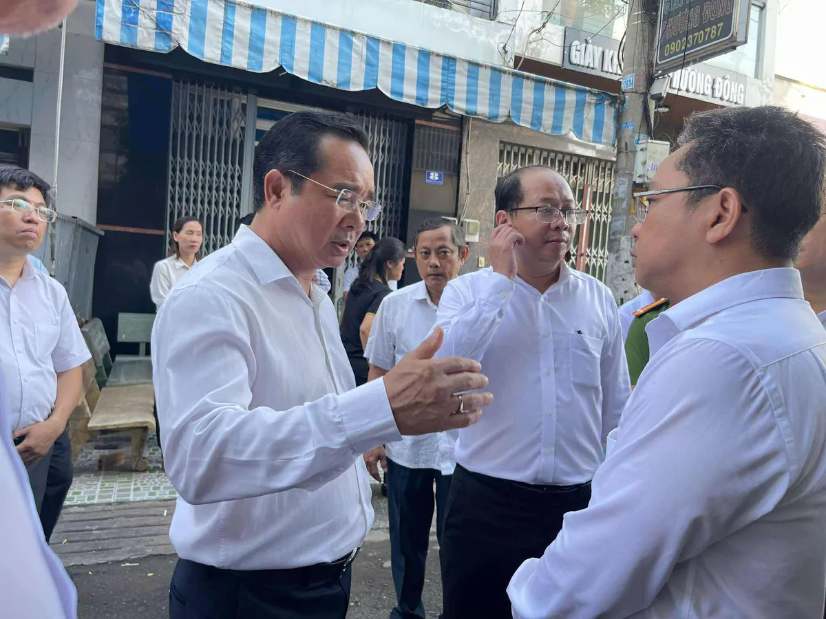 Chủ tịch UBND TP Hồ Chí Minh đến hiện trường chỉ đạo khắc phục vụ cháy làm 8 người tử vong - Ảnh 1.