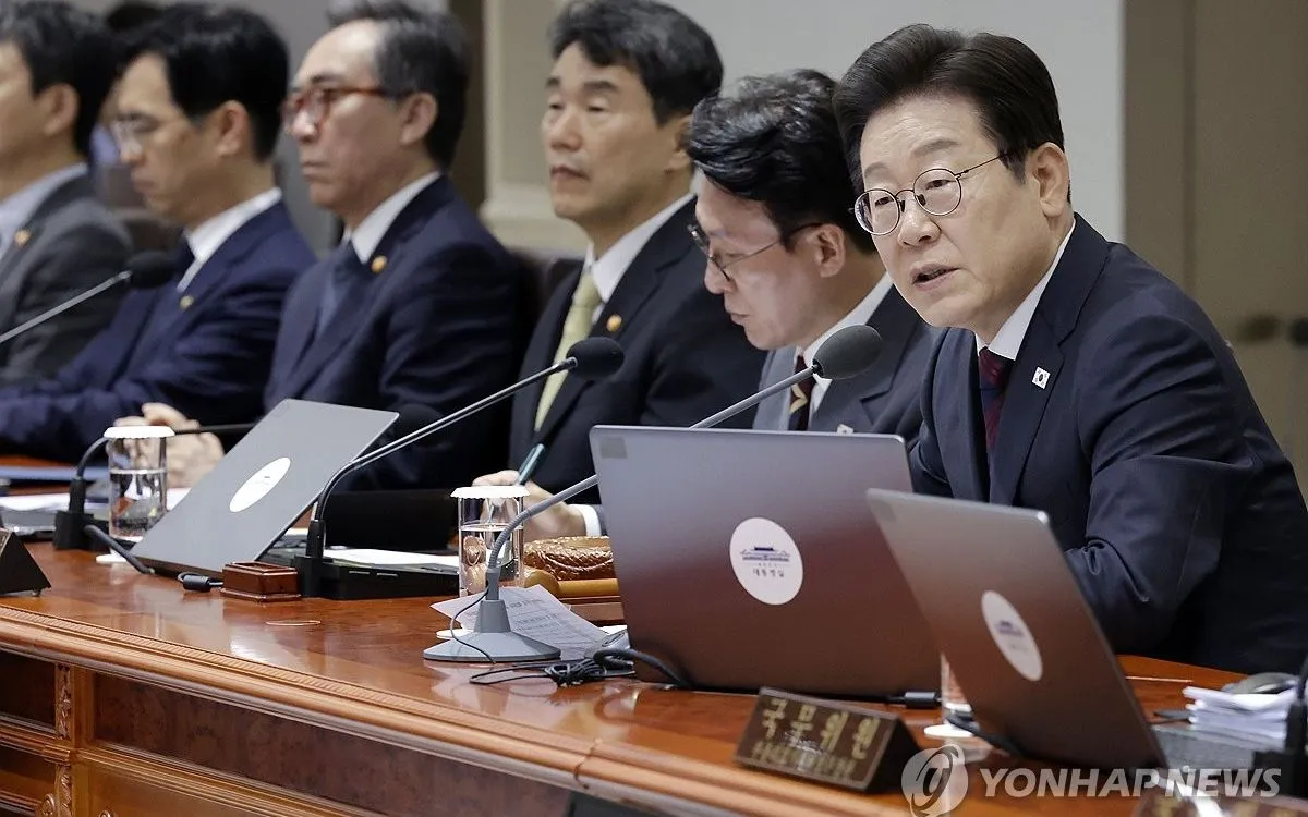 Tổng thống Lee Jae Myung (phải) chủ trì cuộc họp Nội các tại Văn phòng Tổng thống ở Seoul, ngày 5/7/2025 (Ảnh: Yonhap) Tổng thống Lee Jae Myung (phải) chủ trì cuộc họp Nội các tại Văn phòng Tổng thống ở Seoul, ngày 5/7/2025 (Ảnh: Yonhap)