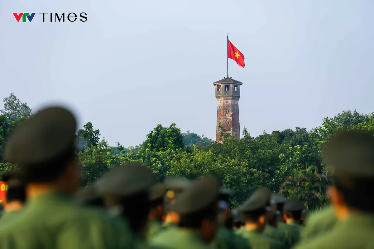 Hơn 1.600 cán bộ, chiến sĩ Công an Hà Nội dự Lễ chào cờ tại Hoàng thành Thăng Long - Ảnh 1.