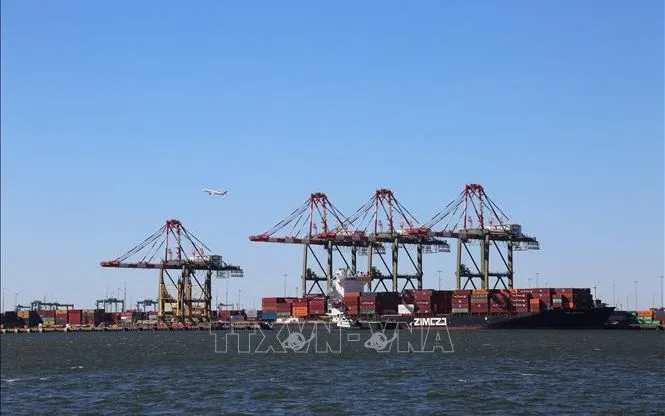 Quang cảnh cảng hàng hóa tại Bayonne, New Jersey, Mỹ. Ảnh minh họa: THX/TTXVN Quang cảnh cảng hàng hóa tại Bayonne, New Jersey, Mỹ. Ảnh minh họa: THX/TTXVN