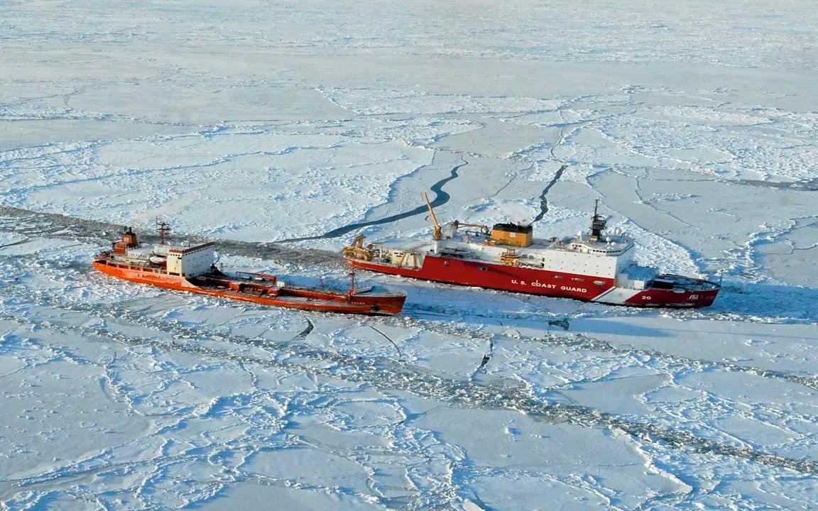 Tàu USGS Healy của Mỹ phá băng xung quanh tàu chở dầu Renda của Nga, cách thành phố Nome (bang Alaska) khoảng 250 dặm về phía nam, tháng 1/2012. (Ảnh: Bộ Quốc phòng Hoa Kỳ)