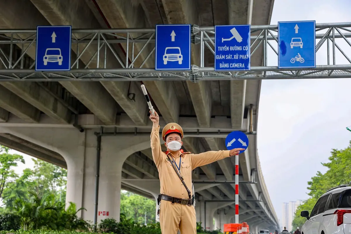Hà Nội: Nhắc nhở hàng trăm trường hợp vi phạm làn đường tuyến Phạm Văn Đồng - Ảnh 1.