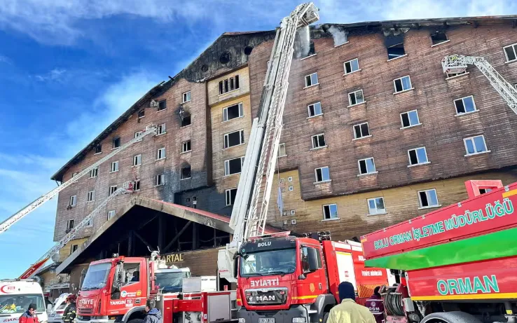 238 người đã lưu trú tại khách sạn vào thời điểm xảy ra hỏa hoạn (Ảnh: Sở Cứu hỏa Sakarya/EPA)