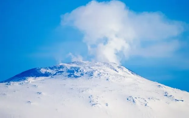 Núi lửa Erebus ở Nam Cực, nơi các nhà nghiên cứu cảnh báo nguy cơ phun trào do băng tan. (Ảnh: Jason Edwards/Alamy) Núi lửa Erebus ở Nam Cực, nơi các nhà nghiên cứu cảnh báo nguy cơ phun trào do băng tan. (Ảnh: Jason Edwards/Alamy)