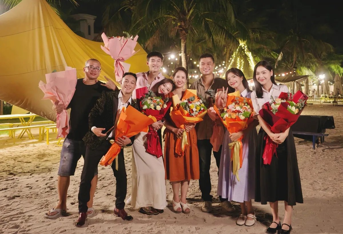 Ekip phim 'Dịu dàng màu nắng' đóng máy - Ảnh 3.