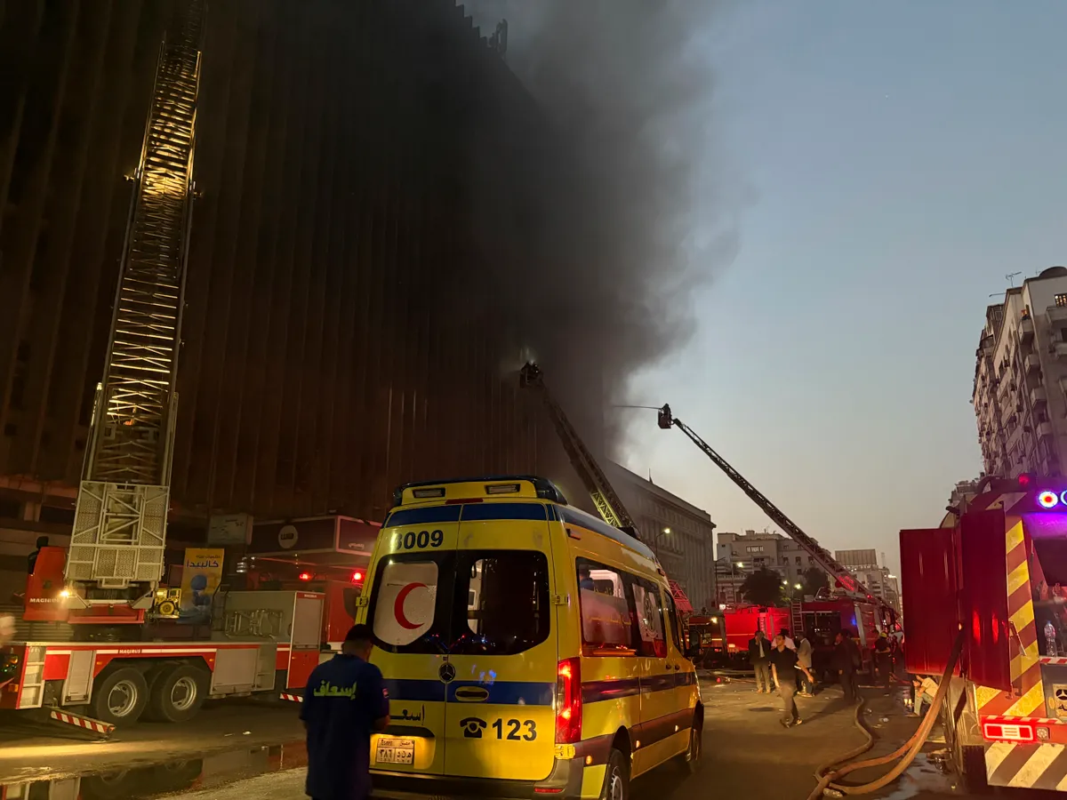 Hỏa hoạn tại trung tâm viễn thông ở thủ đô Cairo của Ai Cập - Ảnh 1.