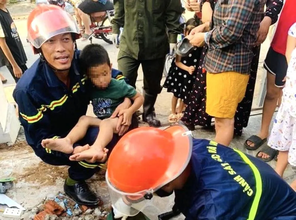Giải cứu cháu bé mắc kẹt trong ống thoát nước - Ảnh 1.