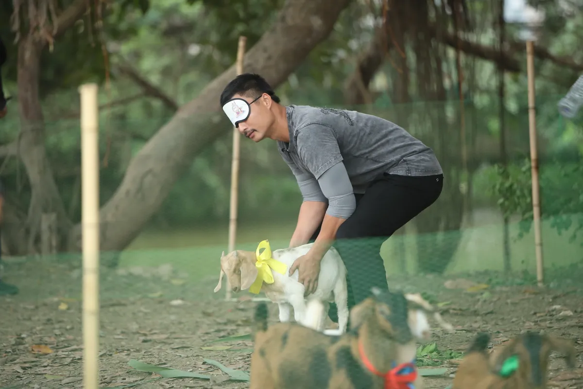Bố ơi mình đi đâu thế: Cười “bể bụng” cảnh các bố chơi bịt mắt bắt dê - Ảnh 3.