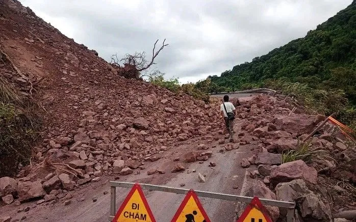 Sạt lở đất khi đang mở rộng khúc cua, đường lên Cửa khẩu quốc tế La Lay ách tắc Sạt lở đất khi đang mở rộng khúc cua, đường lên Cửa khẩu quốc tế La Lay ách tắc