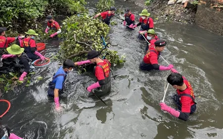 Các tình nguyện viên tham gia dọn rác tại rạch Cầu Sắc. Ảnh: Lê Xuân. Các tình nguyện viên tham gia dọn rác tại rạch Cầu Sắc. Ảnh: Lê Xuân.