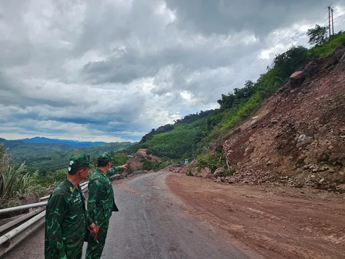 Sạt lở đất trên Quốc lộ 15D, đường lên Cửa khẩu Quốc tế La Lay tê liệt- Ảnh 1. Sạt lở đất trên Quốc lộ 15D, đường lên Cửa khẩu Quốc tế La Lay tê liệt- Ảnh 1.