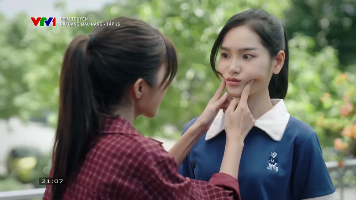 Dịu dàng màu nắng - Tập 26: Phong thành công, bà Hà miệng nói cười nhưng lòng chẳng vui - Ảnh 3.