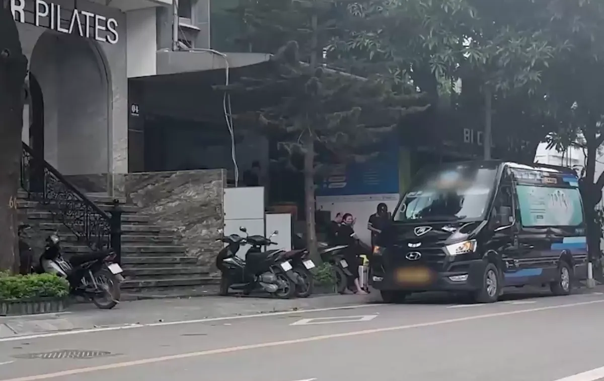 Xử phạt hàng loạt xe limousine dừng đỗ, đón trả khách sai quy định tại Hà Nội- Ảnh 2.