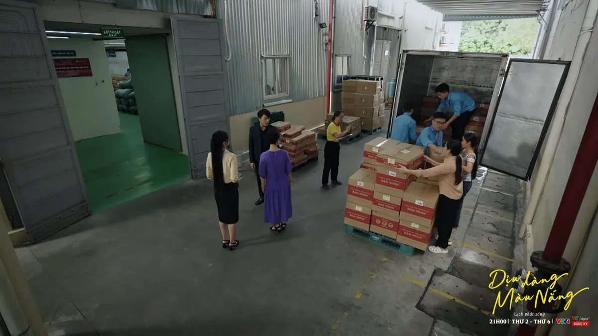 Dịu dàng màu nắng - Tập 26: Lan Anh được bạn thân cứu bàn thua trông thấy - Ảnh 4.