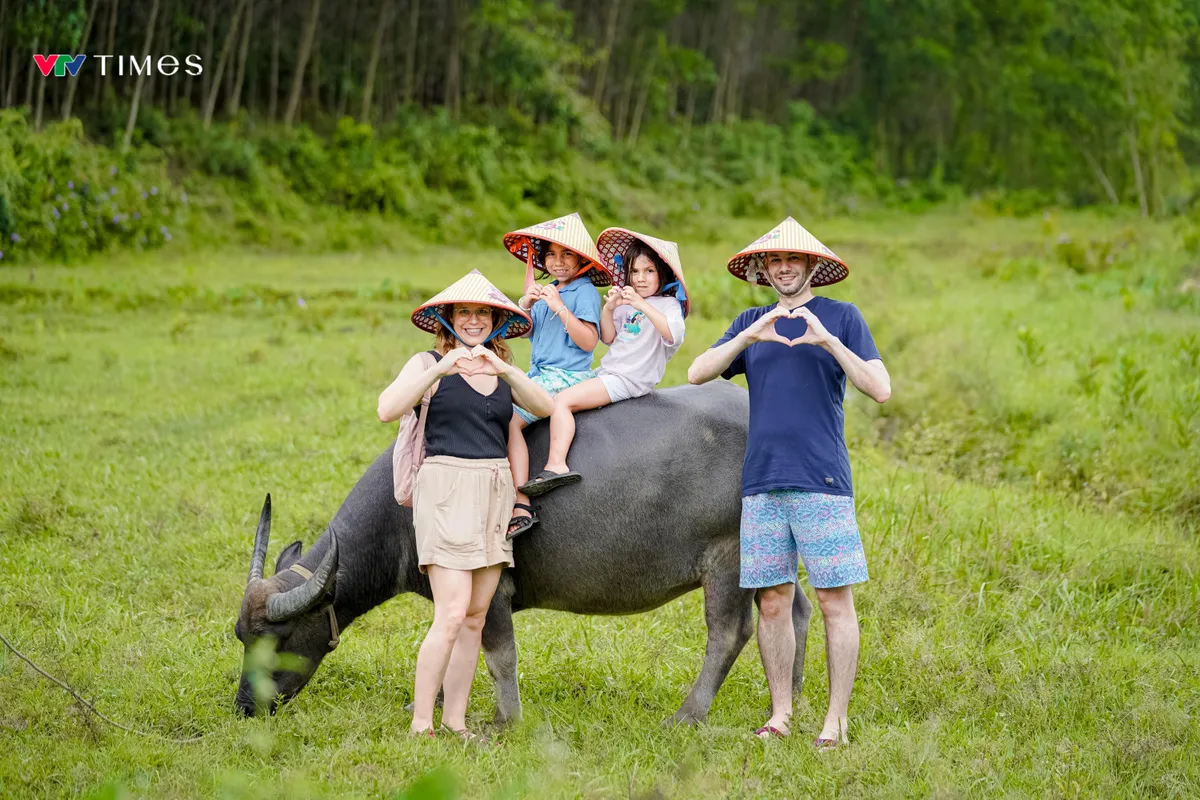 Về Việt Nam, những vị khách Tây thích thú vì được đàn vịt “mát-xa”- Ảnh 8. Về Việt Nam, những vị khách Tây thích thú vì được đàn vịt “mát-xa”- Ảnh 8.