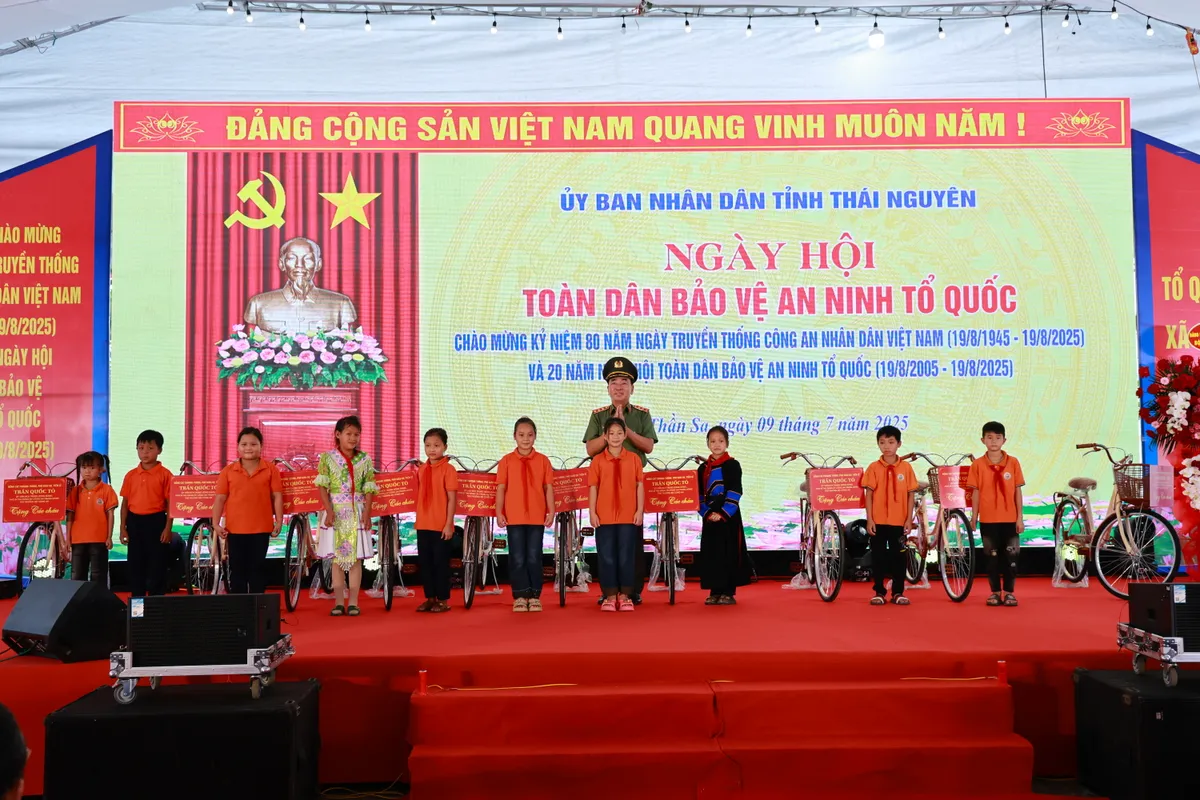 Xây dựng thế trận an ninh nhân dân vững chắc chính là nền tảng đảm bảo ổn định chính trị, phát triển kinh tế - xã hội - Ảnh 4.