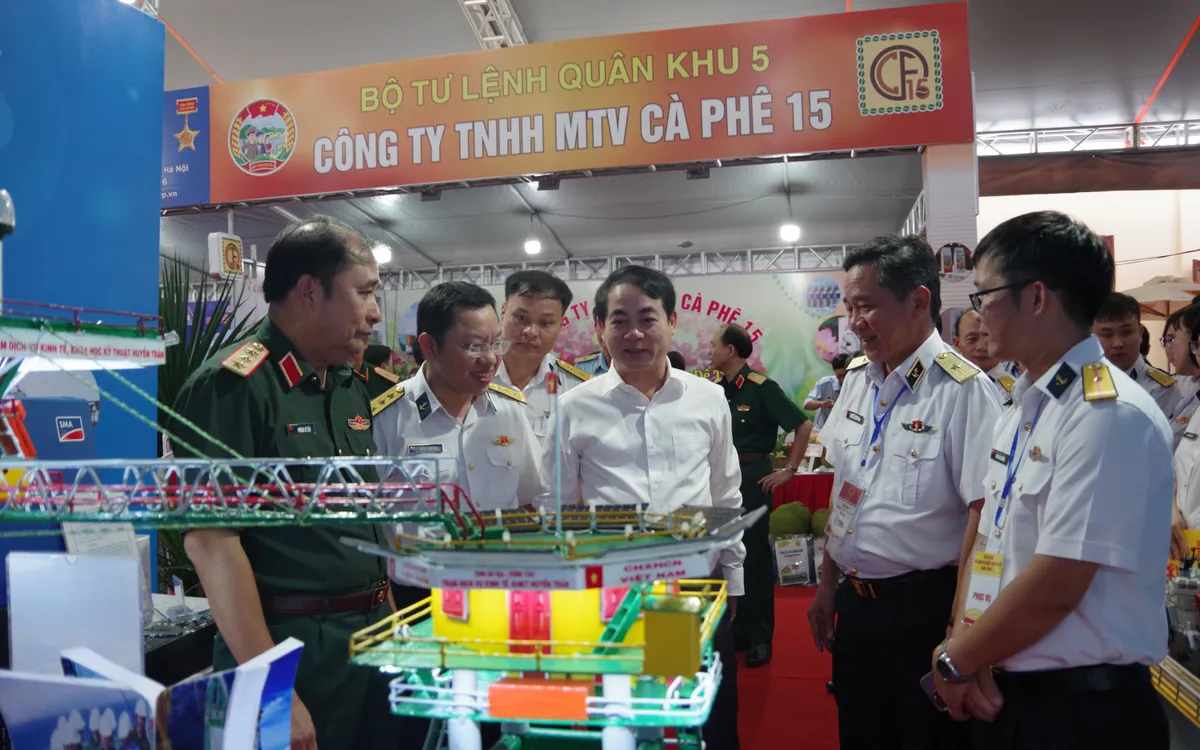 Đồng chí Nghiêm Xuân Thành, Ủy viên TW Đảng, Bí thư Tỉnh ủy Khánh Hòa và Thượng tướng Phùng Sỹ Tấn, Phó Tổng Tham mưu trưởng tham quan gian trưng bày của Công ty TNHH MTV Hải sản Trường Sa