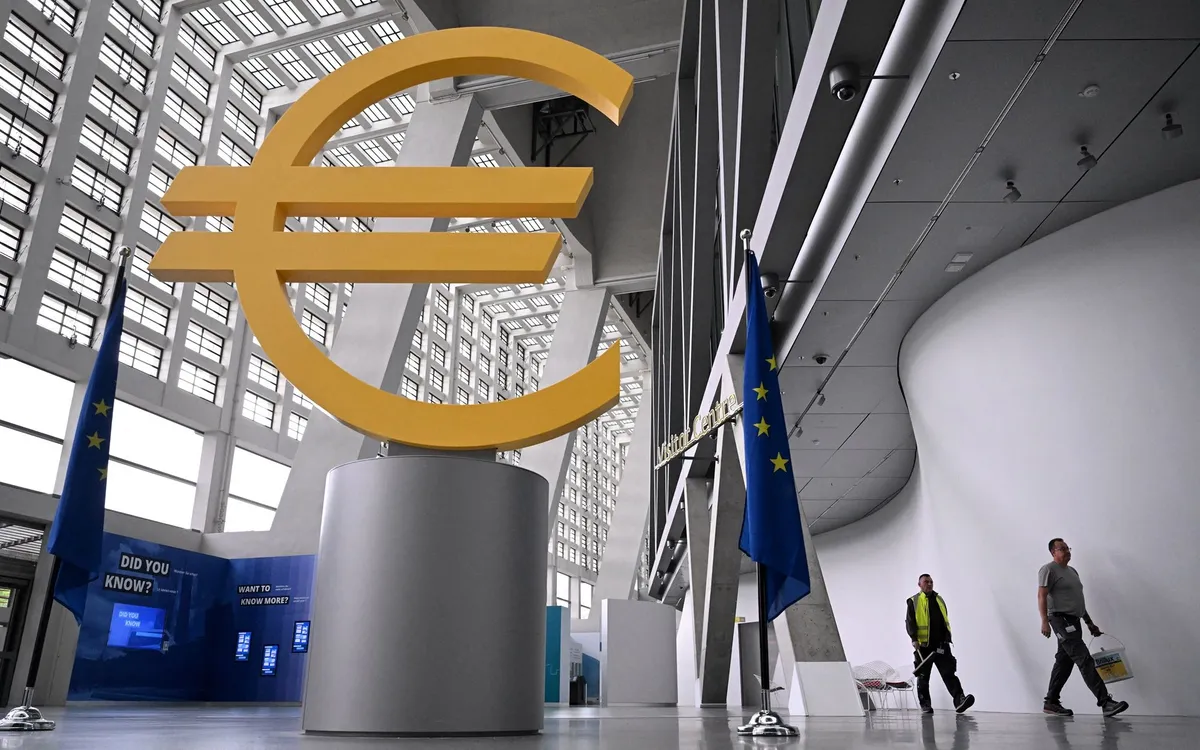Biểu tượng đồng Euro tại Ngân hàng Trung ương châu Âu (ECB) ở trụ sở Frankfurt am Main, miền Tây nước Đức (Ảnh: AFP) Biểu tượng đồng Euro tại Ngân hàng Trung ương châu Âu (ECB) ở trụ sở Frankfurt am Main, miền Tây nước Đức (Ảnh: AFP)