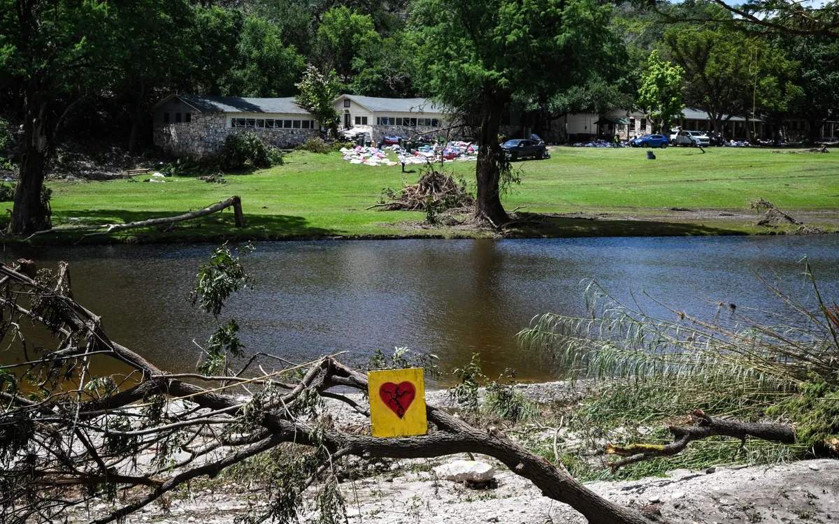 Khu vực gần Trại Mystic dọc theo sông Guadalupe ở Hunt, Texas, ngày 8/7/2025, sau trận lũ quét nghiêm trọng (Ảnh: AFP) Khu vực gần Trại Mystic dọc theo sông Guadalupe ở Hunt, Texas, ngày 8/7/2025, sau trận lũ quét nghiêm trọng (Ảnh: AFP)