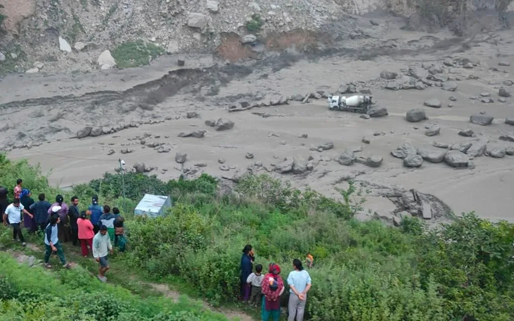 Người dân quan sát thiệt hại do lũ trên sông Bhotekoshi, cách Kathmandu 120 km, ngày 8/7/2025. (Ảnh: Nepal Army/AP) Người dân quan sát thiệt hại do lũ trên sông Bhotekoshi, cách Kathmandu 120 km, ngày 8/7/2025. (Ảnh: Nepal Army/AP)