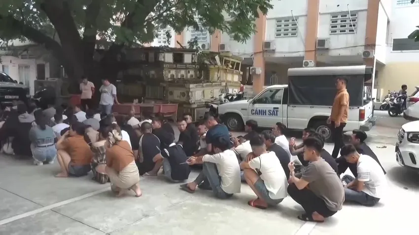 Đột kích 3 quán bar ở TP Hồ Chí Minh, phát hiện 186 người dương tính ma túy - Ảnh 2.