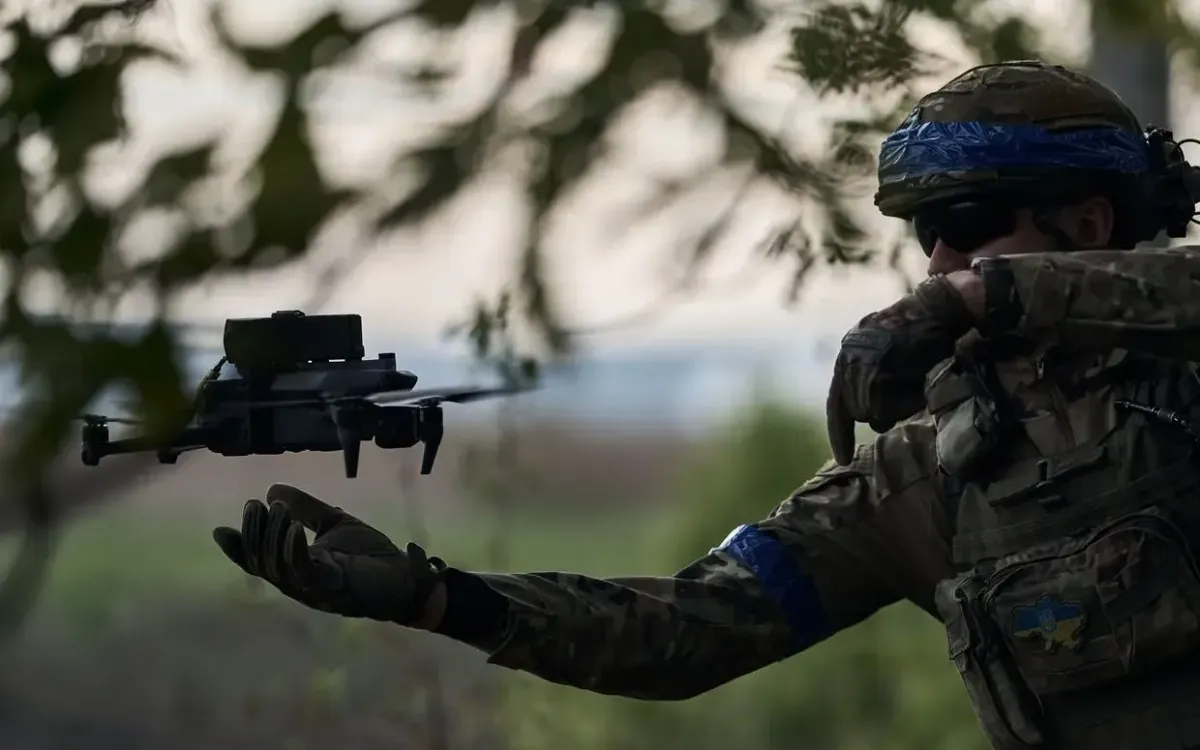 Phi công của phân đội máy bay không người lái kamikaze FPV (góc nhìn thứ nhất) "Sharp Kartuzy" của Ukraine chuẩn bị tung FPV nhằm vào các mục tiêu của Nga, ngày 16/5/2024, tại Tỉnh Kharkov, Ukraine. (Ảnh: Libkos/Getty Images) Phi công của phân đội máy bay không người lái kamikaze FPV (góc nhìn thứ nhất) "Sharp Kartuzy" của Ukraine chuẩn bị tung FPV nhằm vào các mục tiêu của Nga, ngày 16/5/2024, tại Tỉnh Kharkov, Ukraine. (Ảnh: Libkos/Getty Images)