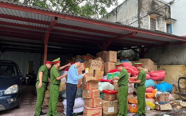 50 hộ kinh doanh cá thể trên địa bàn xã La Phù tự nguyện giao nộp hàng hóa.