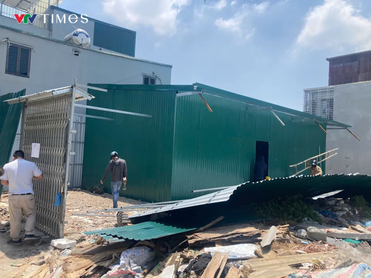 Hà Nội: UBND phường Định Công ra quân xử lý vi phạm trật tự xây dựng - Ảnh 1.