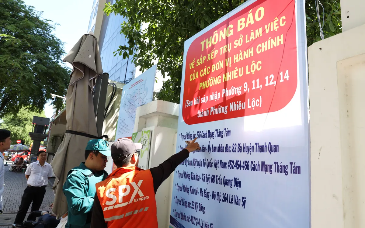 Thông báo sắp xếp trụ sở làm việc trước phường Nhiêu Lộc - TP Hồ Chí Minh. Ảnh: Long Hiếu Thông báo sắp xếp trụ sở làm việc trước phường Nhiêu Lộc - TP Hồ Chí Minh. Ảnh: Long Hiếu