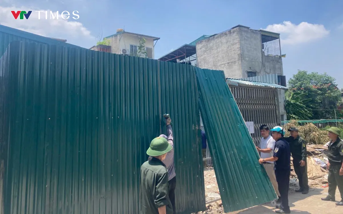 UBND phường Định Công ra quân xử lý vi phạm trật tự xây dựng. UBND phường Định Công ra quân xử lý vi phạm trật tự xây dựng.
