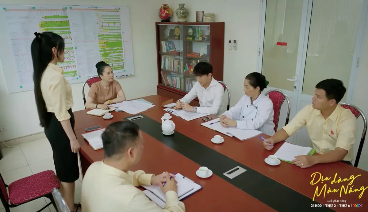 Dịu dàng màu nắng – Tập 27: Lan Anh bị xúc phạm ngay tại spa, Xuân bàng hoàng vì em gái giấu chuyện làm thêm - Ảnh 3.