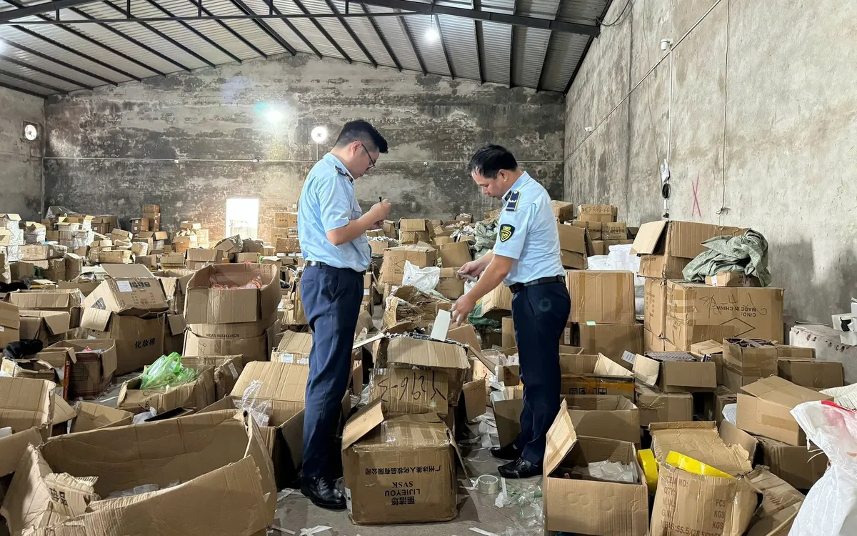 Đội QLTT số 1, Chi cục QLTT tỉnh Quảng Ninh tiến hành kiểm tra kho hàng. Đội QLTT số 1, Chi cục QLTT tỉnh Quảng Ninh tiến hành kiểm tra kho hàng.