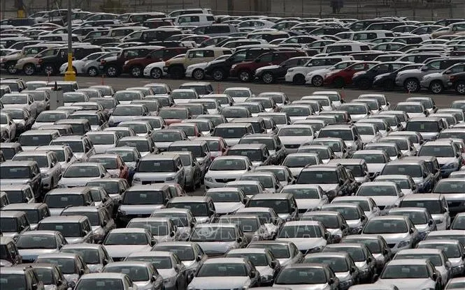 Trung tâm phân phối xe ô tô của hãng Toyota tại cảng Long Beach, California (Mỹ). Ảnh: Getty Images/TTXVN