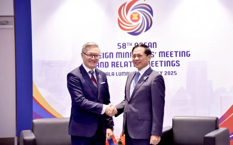 Phó Thủ tướng, Bộ trưởng Bộ Ngoại giao Bùi Thanh Sơn và Bộ trưởng Bộ Ngoại giao Lào Thongsavanh Phomvihane. Phó Thủ tướng, Bộ trưởng Bộ Ngoại giao Bùi Thanh Sơn và Bộ trưởng Bộ Ngoại giao Lào Thongsavanh Phomvihane.