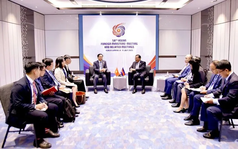 Phó Thủ tướng Prak Sokhonn chúc mừng Việt Nam triển khai thành công cuộc cách mạng tinh gọn bộ máy để tiến vào kỷ nguyên phát triển thịnh vượng. Phó Thủ tướng Prak Sokhonn chúc mừng Việt Nam triển khai thành công cuộc cách mạng tinh gọn bộ máy để tiến vào kỷ nguyên phát triển thịnh vượng.