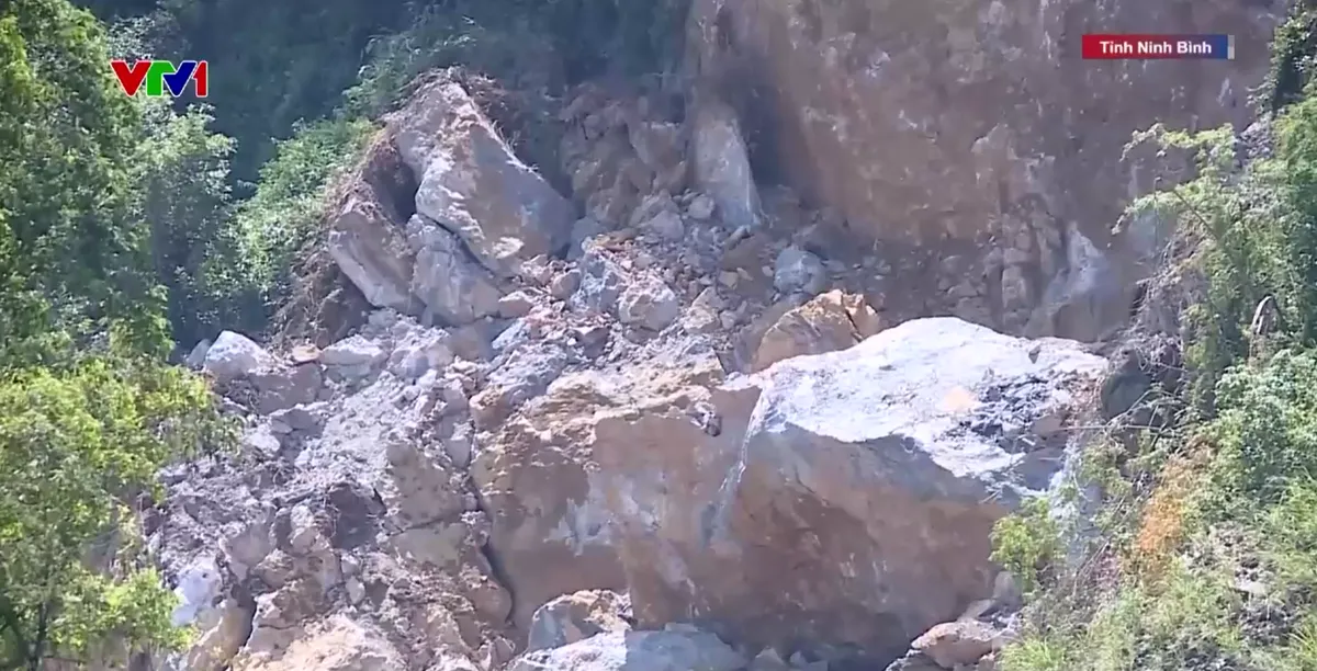 Ninh Bình: Di dời khẩn cấp người dân do sạt lở đá gần mỏ sét ngừng khai thác- Ảnh 1. Ninh Bình: Di dời khẩn cấp người dân do sạt lở đá gần mỏ sét ngừng khai thác- Ảnh 1.