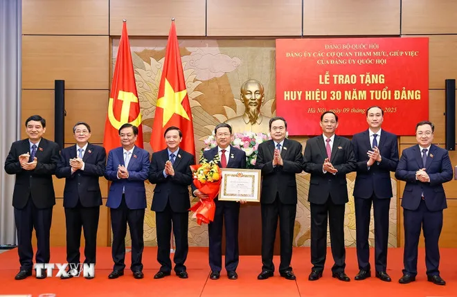 Chủ tịch Quốc hội Trần Thanh Mẫn dự lễ trao tặng huy hiệu 30 năm tuổi Đảng - Ảnh 1.