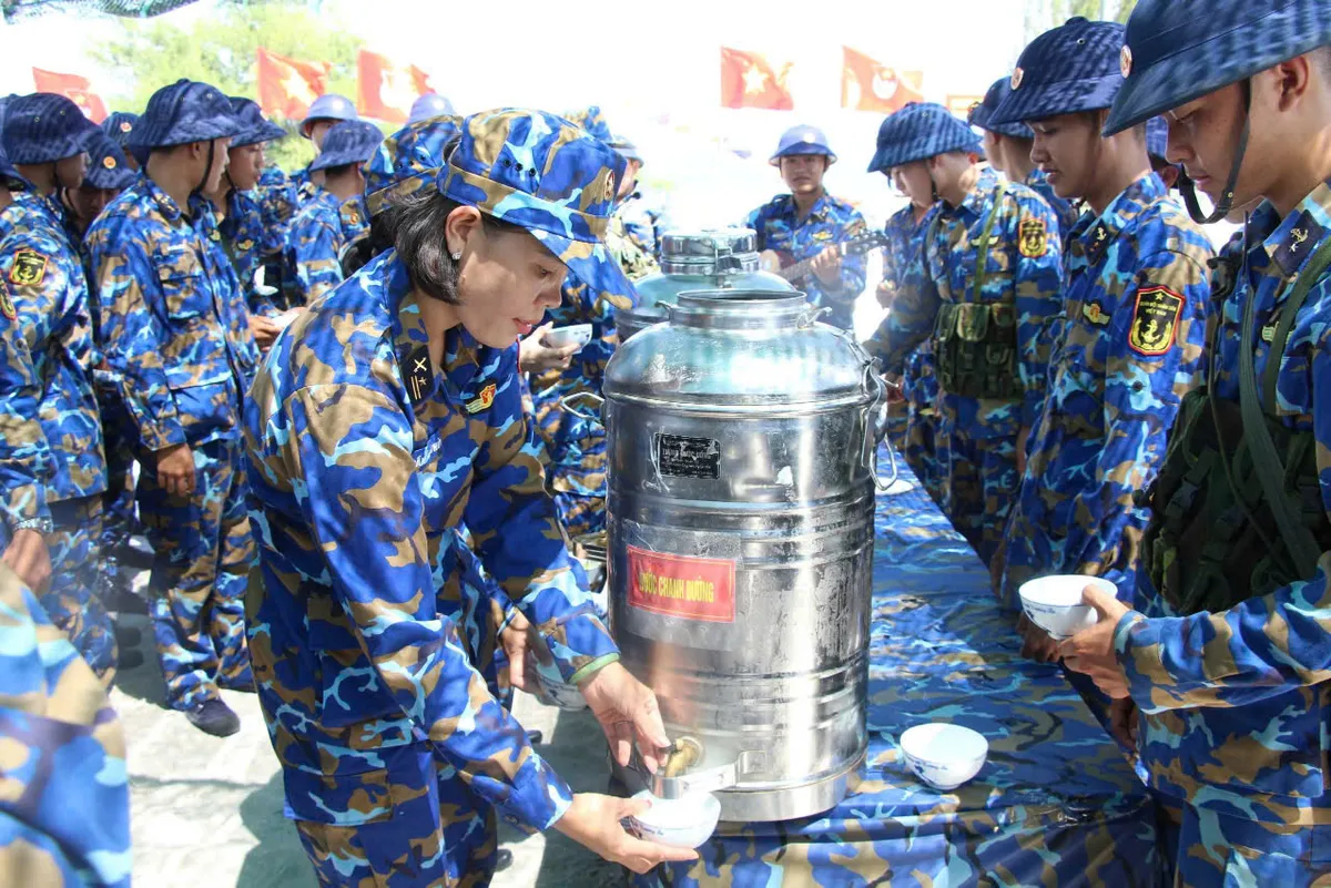 Hiệu quả mô hình “Bát nước thao trường” - Lan tỏa nghĩa tình nơi thao trường huấn luyện  - Ảnh 2.