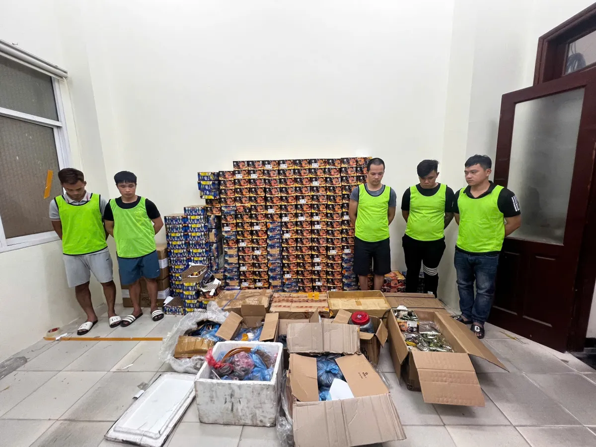 Triệt phá đường dây sản xuất, tiêu thụ gần 1 tấn pháo nổ hoạt động liên tỉnh - Ảnh 1.
