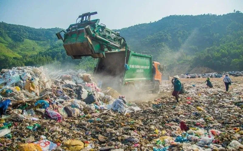 Đà Nẵng kêu gọi hơn 2.700 tỷ vào Khu liên hợp xử lý chất thải rắn tại bãi rác Khánh Sơn. Đà Nẵng kêu gọi hơn 2.700 tỷ vào Khu liên hợp xử lý chất thải rắn tại bãi rác Khánh Sơn.