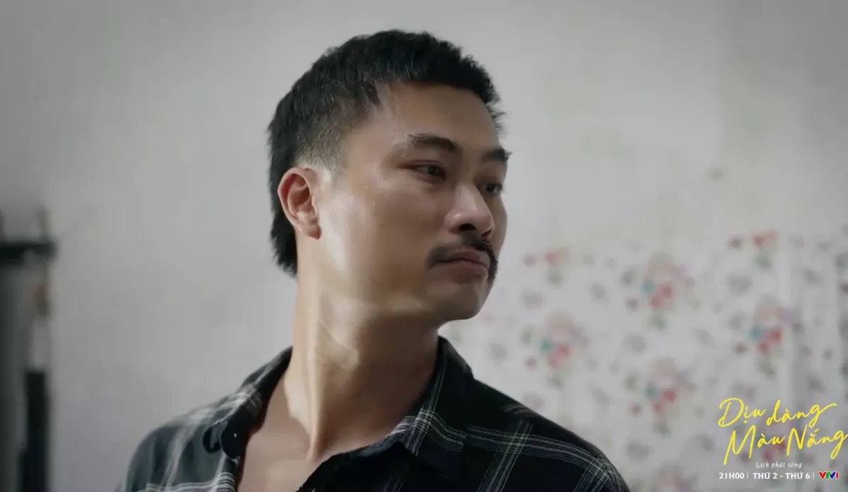 Dịu dàng màu nắng - Tập 28: Tình cũ gọi điện cho Lan Anh đúng lúc chồng con đến thăm - Ảnh 1.