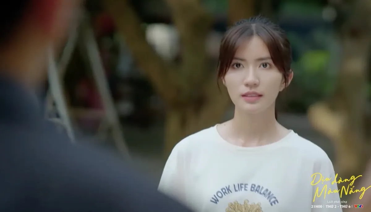 Dịu dàng màu nắng - Tập 28: Tình cũ gọi điện cho Lan Anh đúng lúc chồng con đến thăm - Ảnh 2.