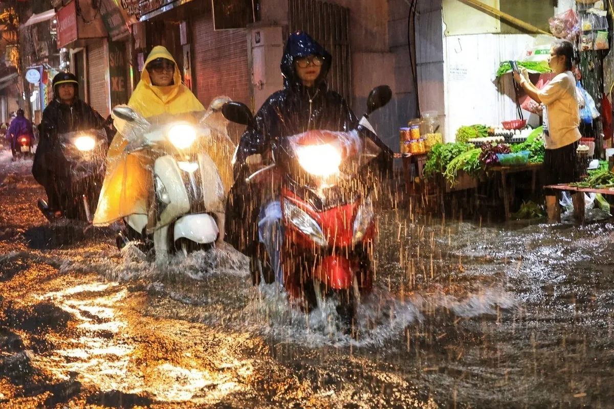 Thời tiết đêm 10 và ngày 11/7: Nhiều nơi có mưa vừa, mưa to và dông - Ảnh 1.
