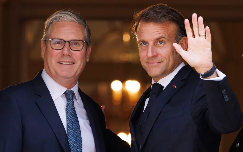 Thủ tướng Anh Keir Starmer và Tổng thống Pháp Emmanuel Macron trước hội nghị thượng đỉnh Pháp - Anh tại London, ngày 10/7/2025. (Ảnh: AP)