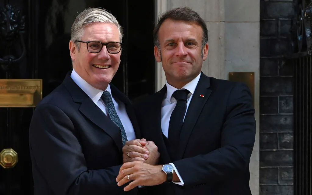 Tổng thống Pháp Emmanuel Macron gặp Thủ tướng Anh Keir Starmer tại số 10 phố Downing, London, ngày 10/7/2025. (Ảnh: AP)