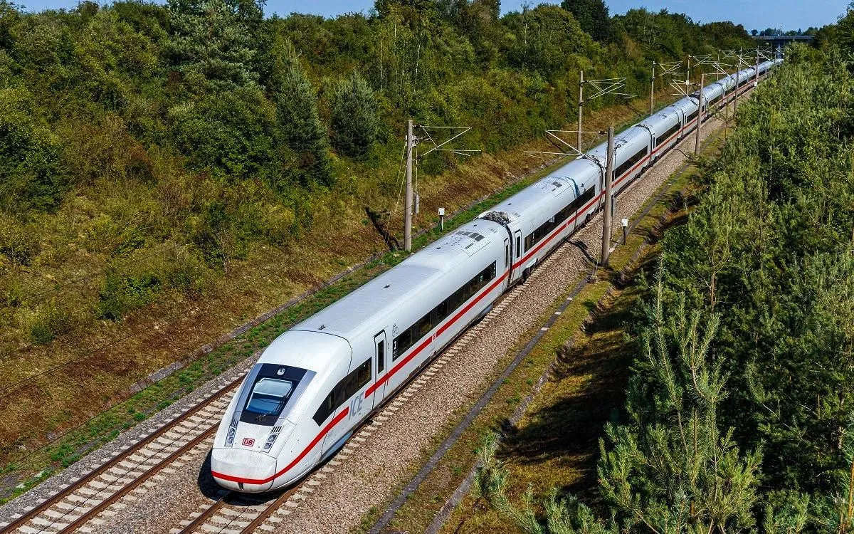 Tốc độ, độ an toàn của đường sắt tốc độ cao Trung Quốc được các đại biểu đến từ hơn 60 quốc gia - vùng lãnh thổ quan tâm