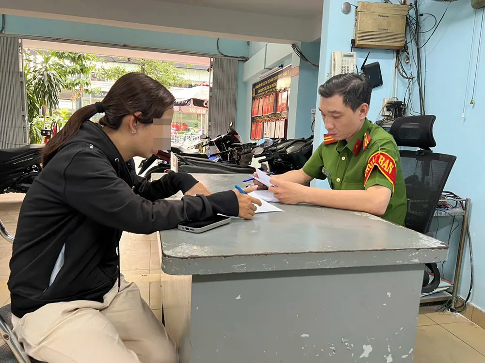 Mang xe máy, điện thoại đi bán rồi đi báo bị cướp để lừa chồng - Ảnh 1.